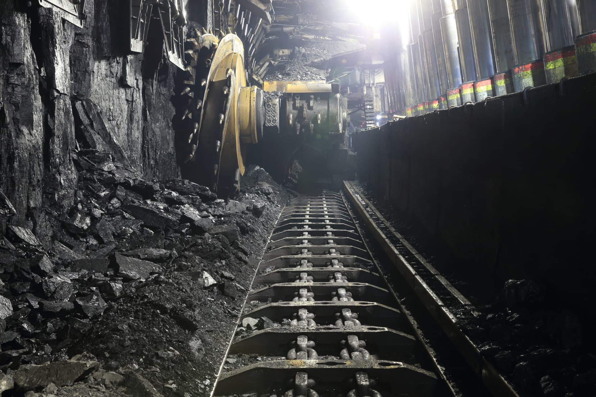 Armoured face conveyor chain running along an underground longwall face